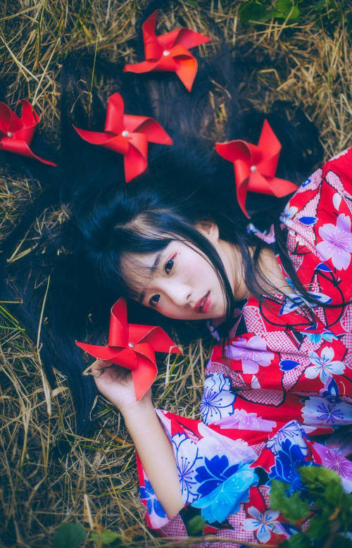 大胸美腿美女牛仔热裤游艇上写真