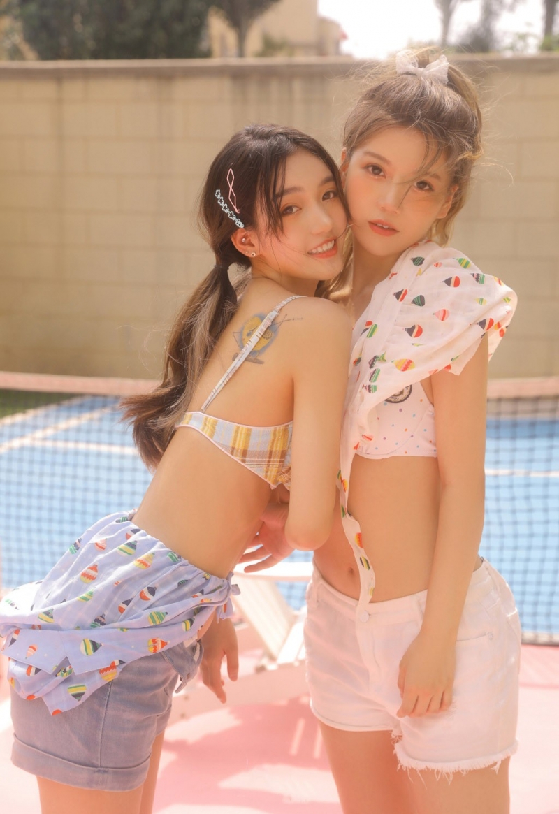 性感美女姐妹花吊带内衣写真集