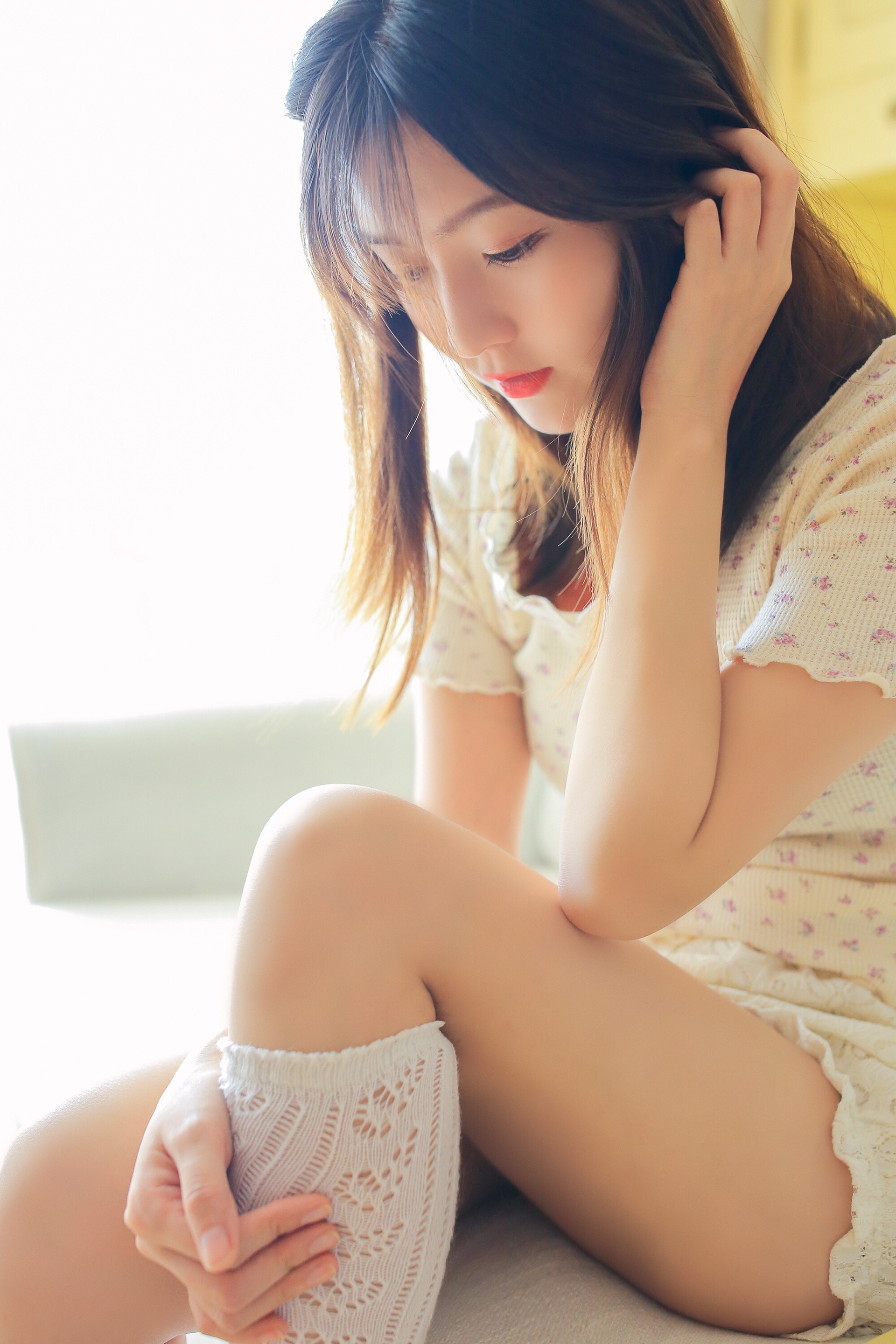 清纯美女萝莉粉嫩红唇超短裤白丝美腿生活照写真