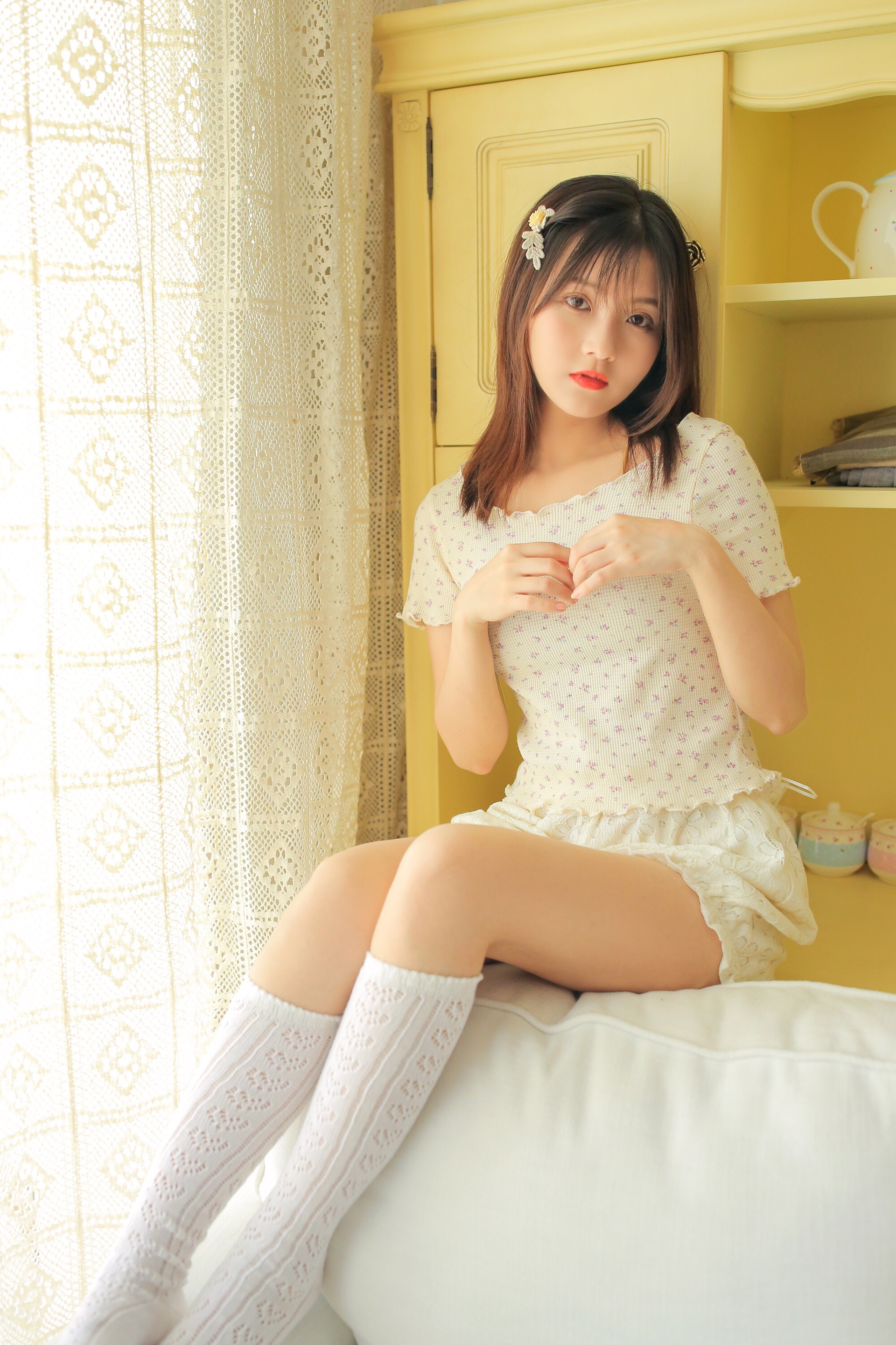 清纯美女萝莉粉嫩红唇超短裤白丝美腿生活照写真