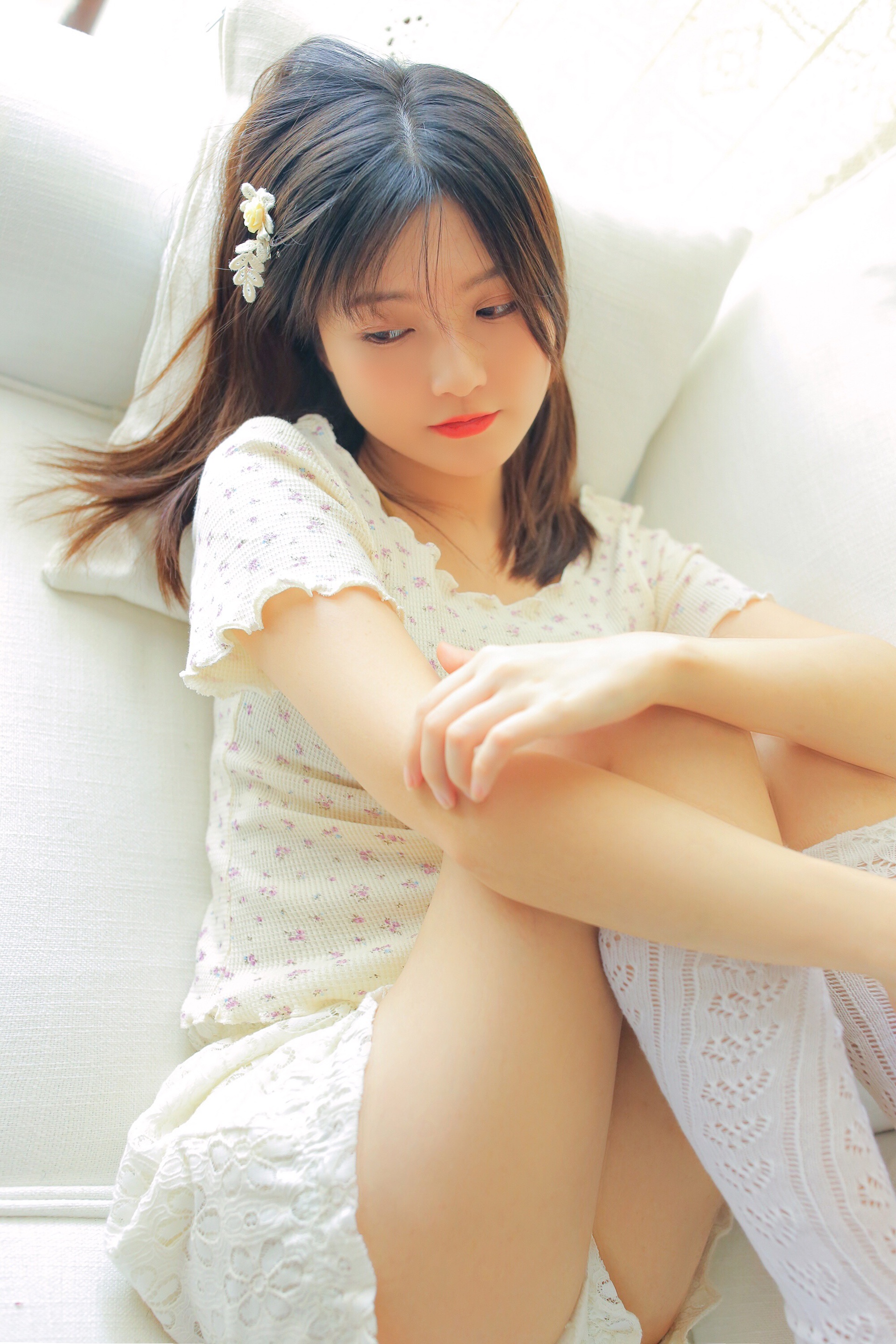 清纯美女萝莉粉嫩红唇超短裤白丝美腿生活照写真