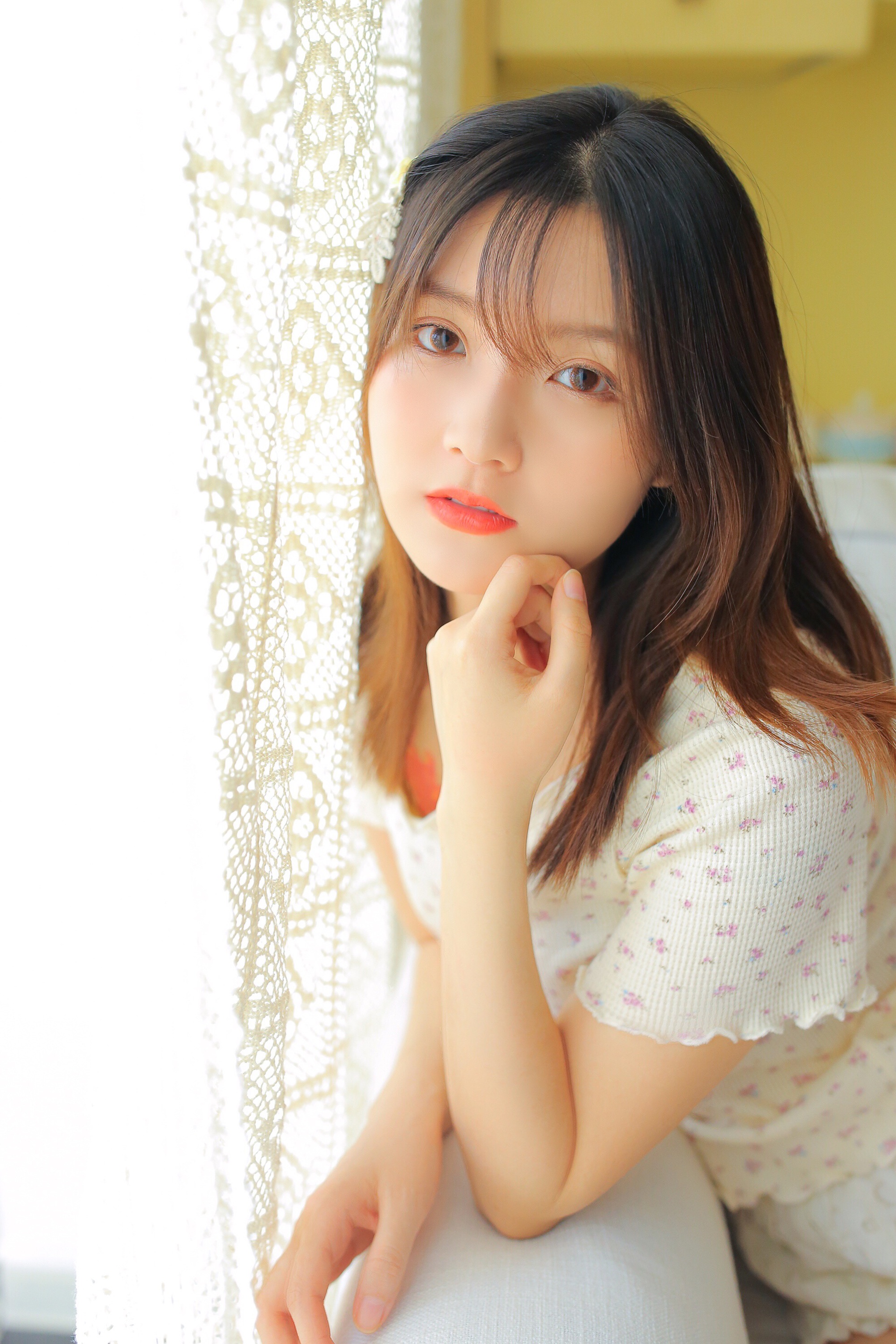 清纯美女萝莉粉嫩红唇超短裤白丝美腿生活照写真