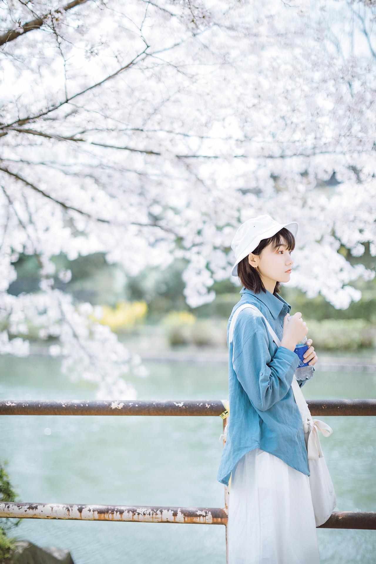 火车站清纯阳光少女写真图片