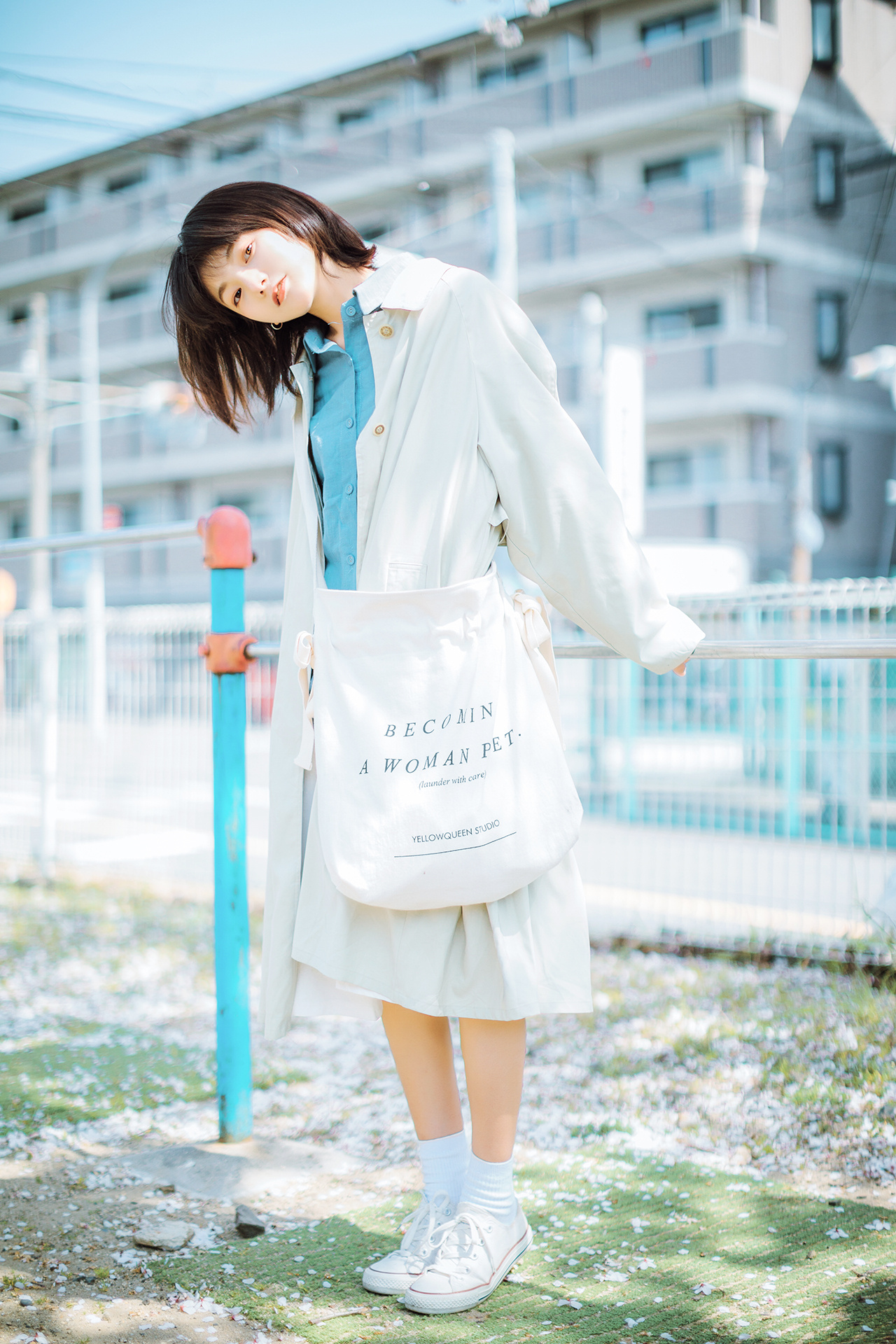 火车站清纯阳光少女写真图片