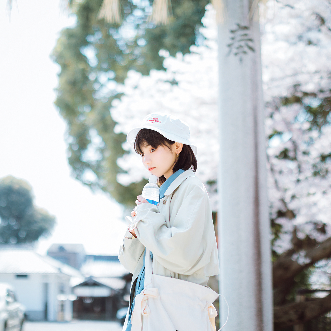 火车站清纯阳光少女写真图片