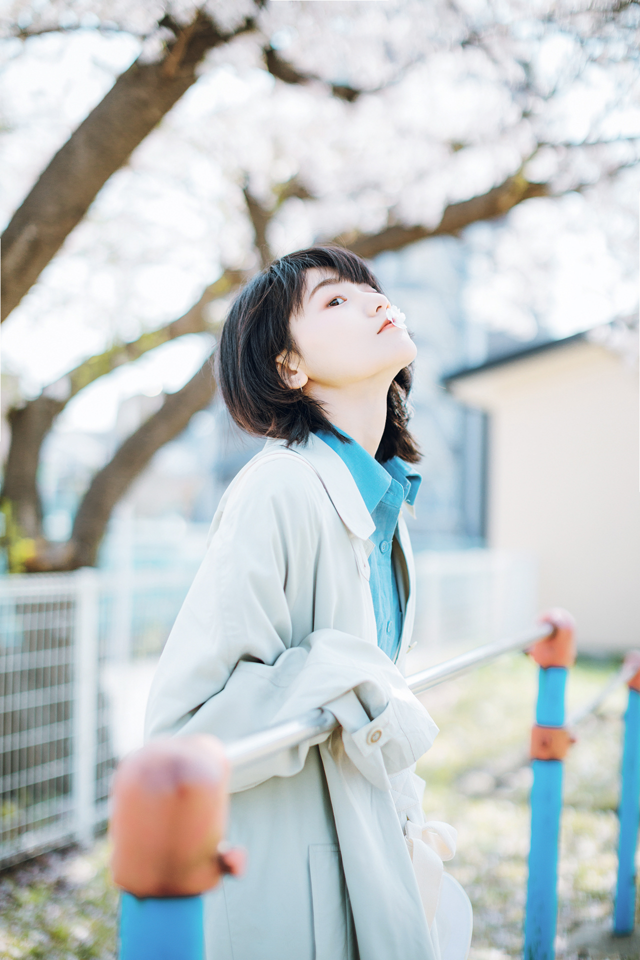 火车站清纯阳光少女写真图片