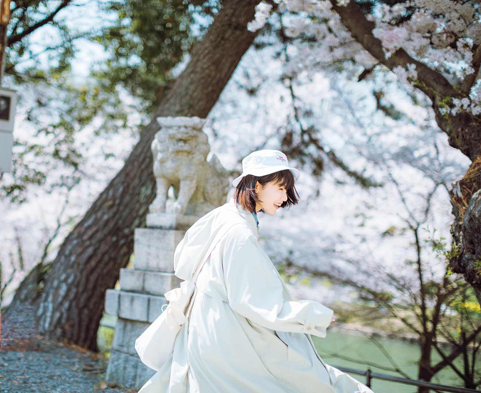 火车站清纯阳光少女写真图片