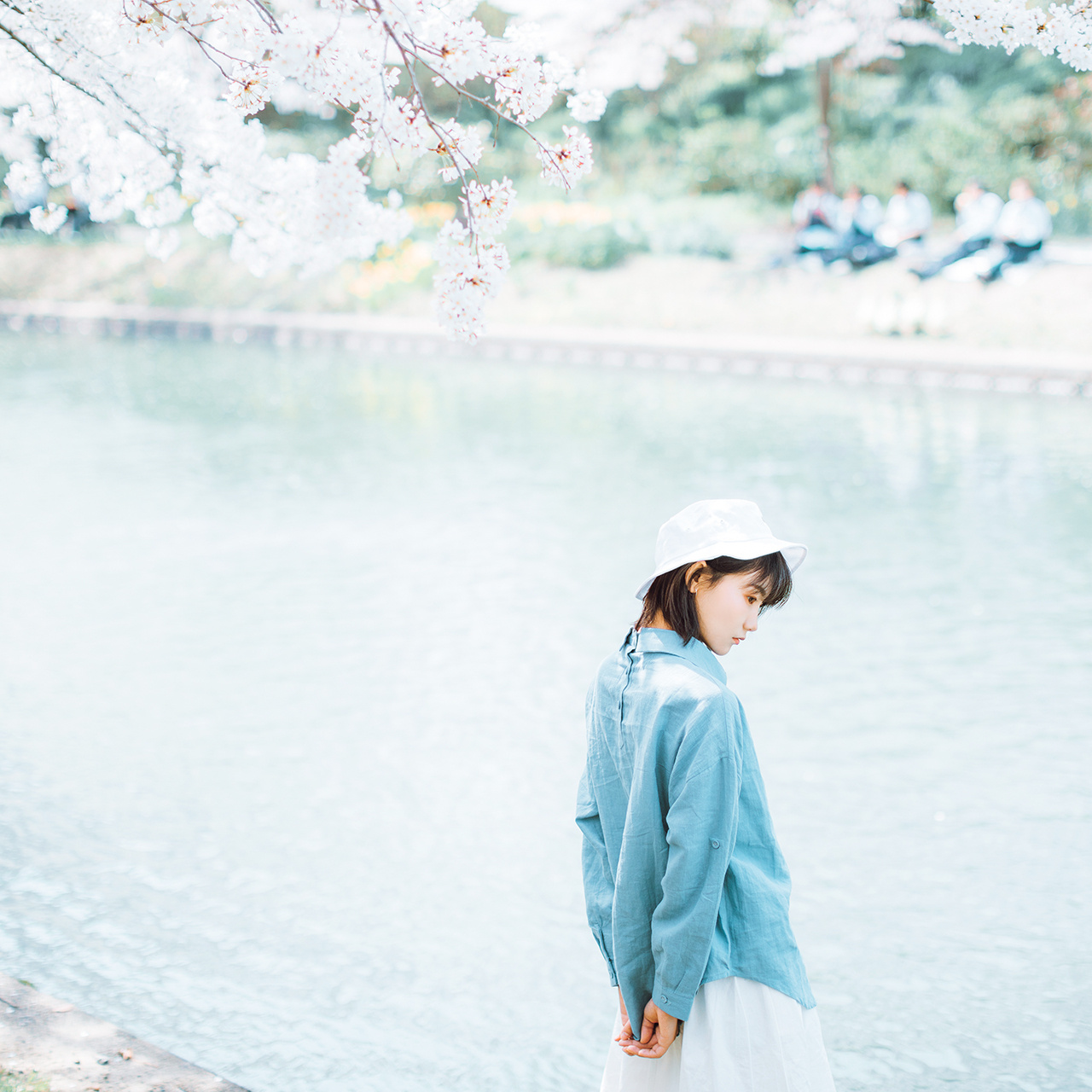 火车站清纯阳光少女写真图片