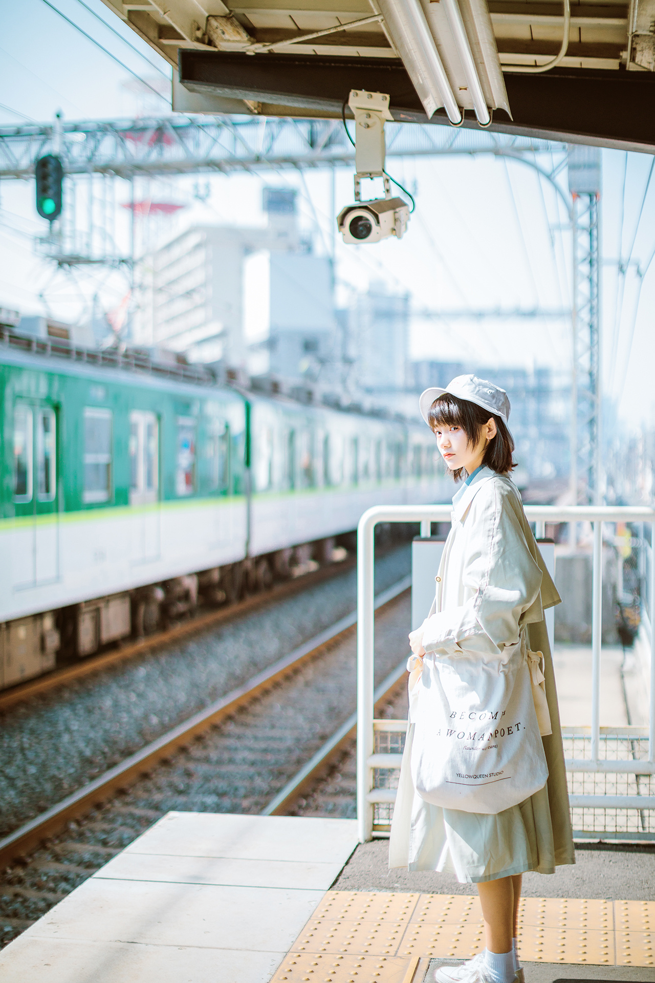 火车站清纯阳光少女写真图片