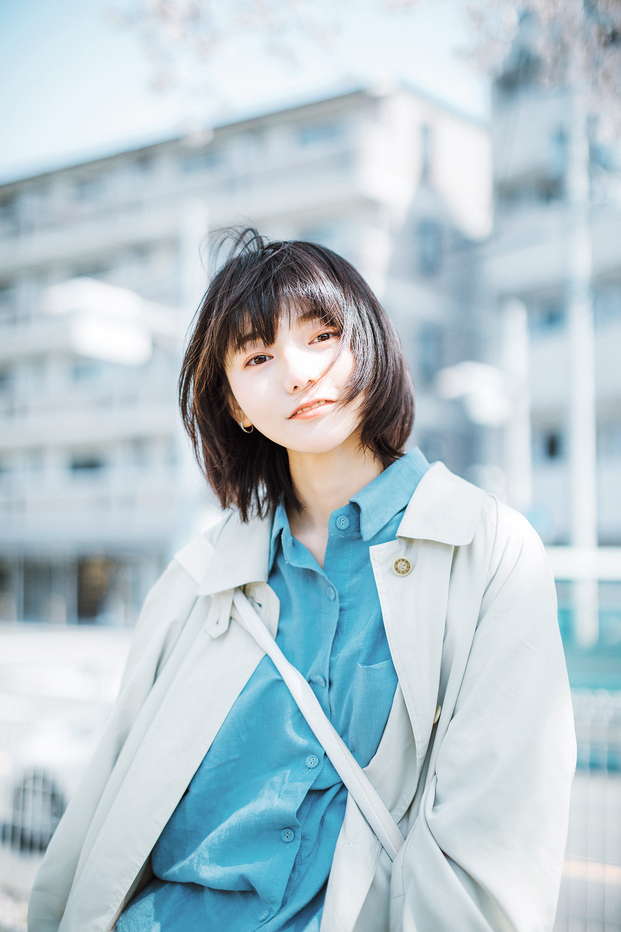 火车站清纯阳光少女写真图片