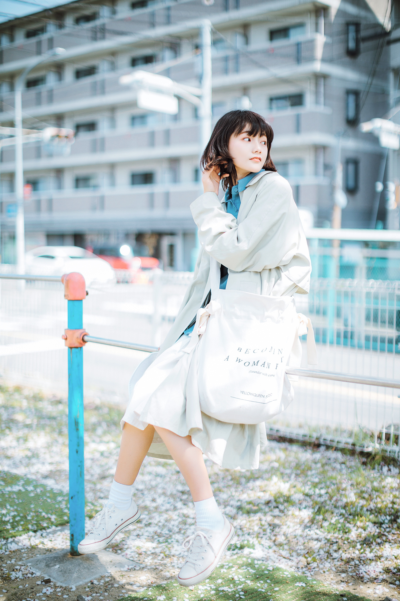 火车站清纯阳光少女写真图片