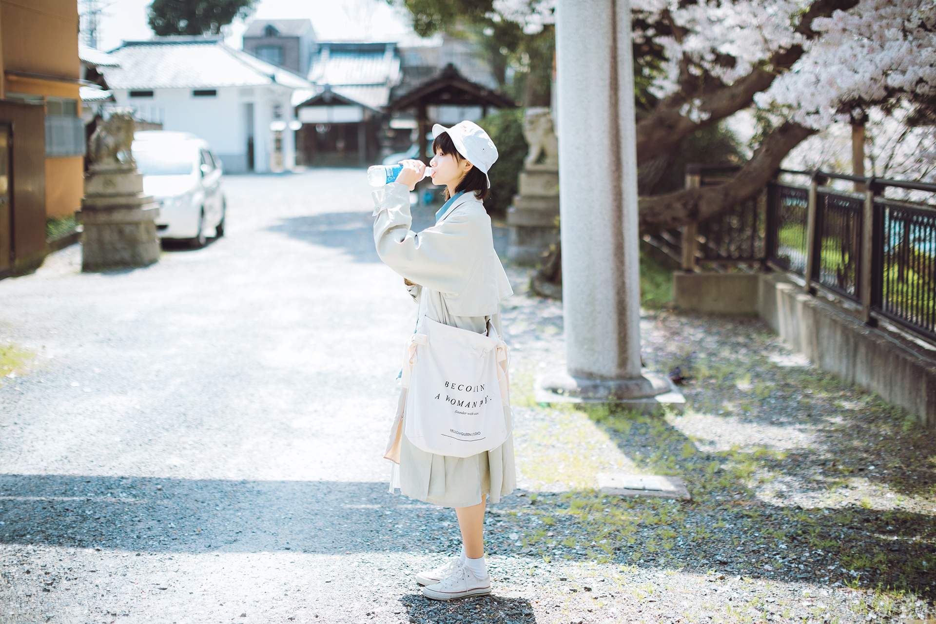 火车站清纯阳光少女写真图片