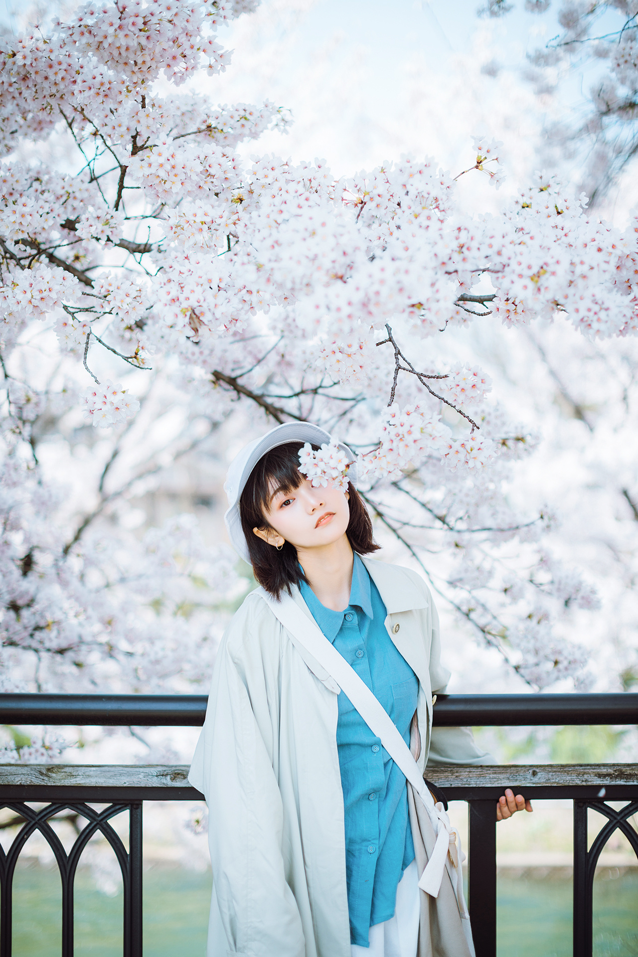 火车站清纯阳光少女写真图片