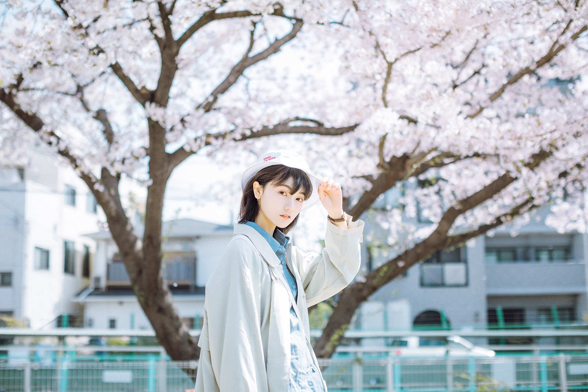 火车站清纯阳光少女写真图片