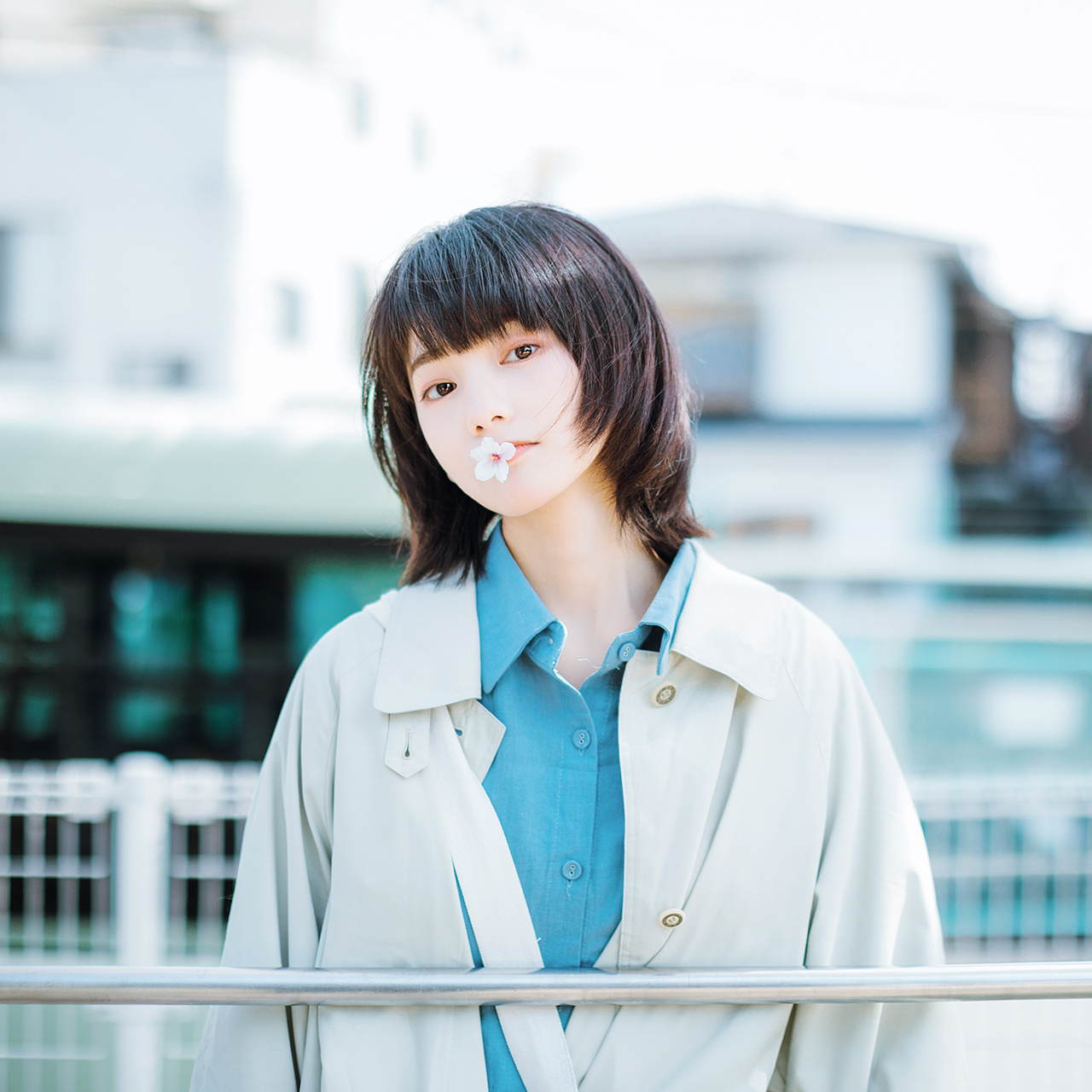 火车站清纯阳光少女写真图片