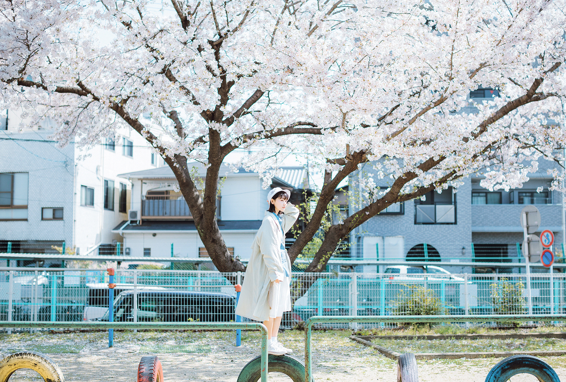 火车站清纯阳光少女写真图片