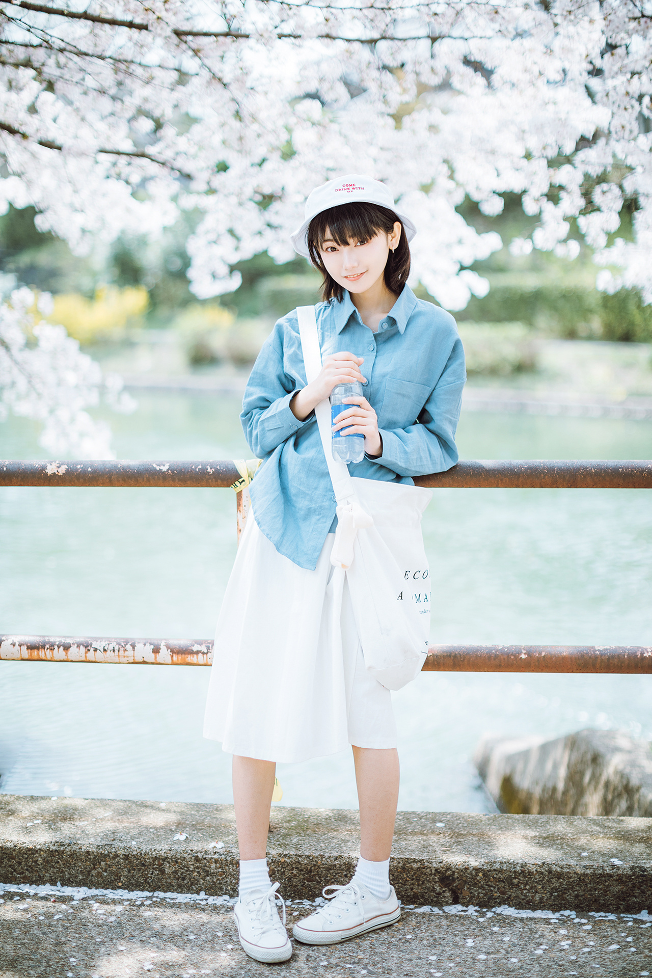 火车站清纯阳光少女写真图片