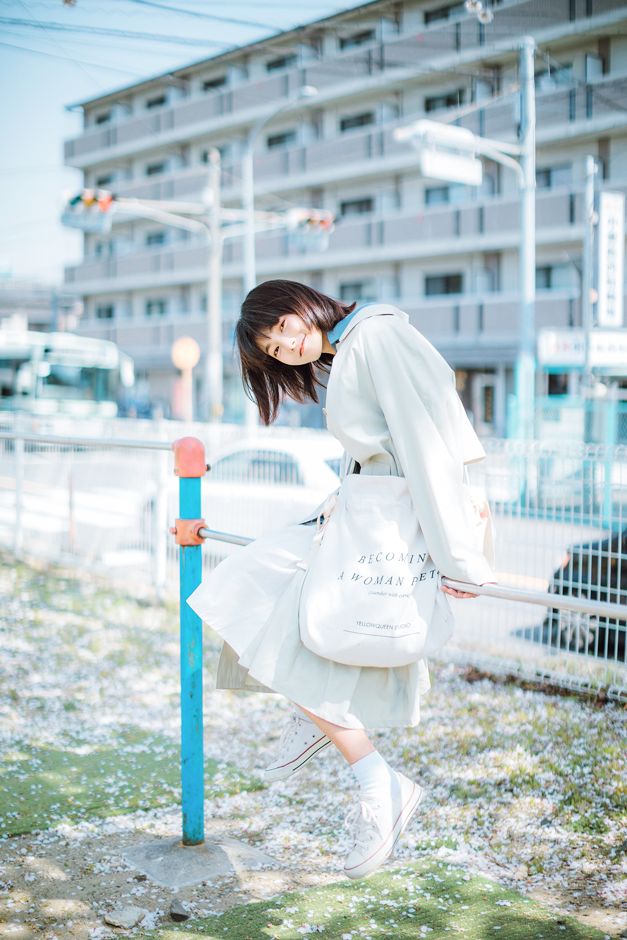 火车站清纯阳光少女写真图片