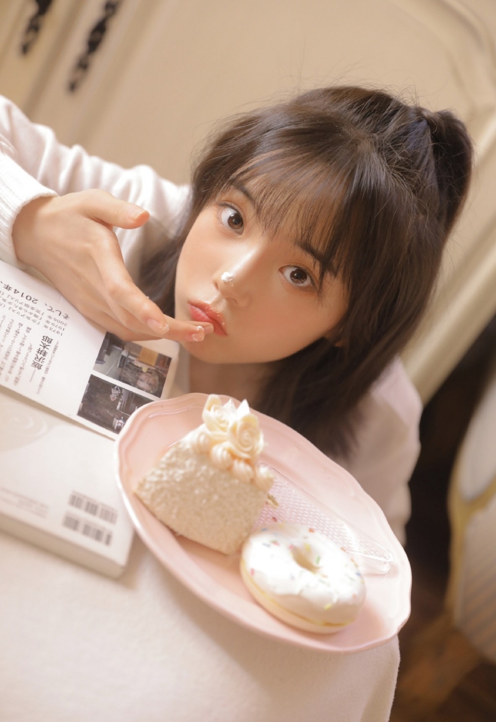 粉嫩小妹居家乖巧可人精致养眼五官令人心生邪念艺术照