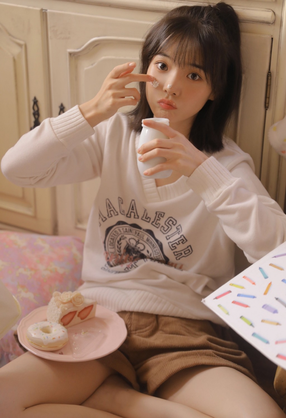 粉嫩小妹居家乖巧可人精致养眼五官令人心生邪念艺术照