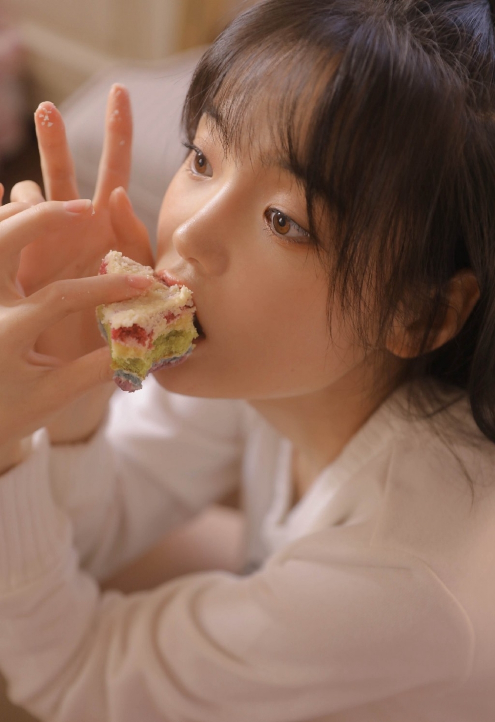 粉嫩小妹居家乖巧可人精致养眼五官令人心生邪念艺术照