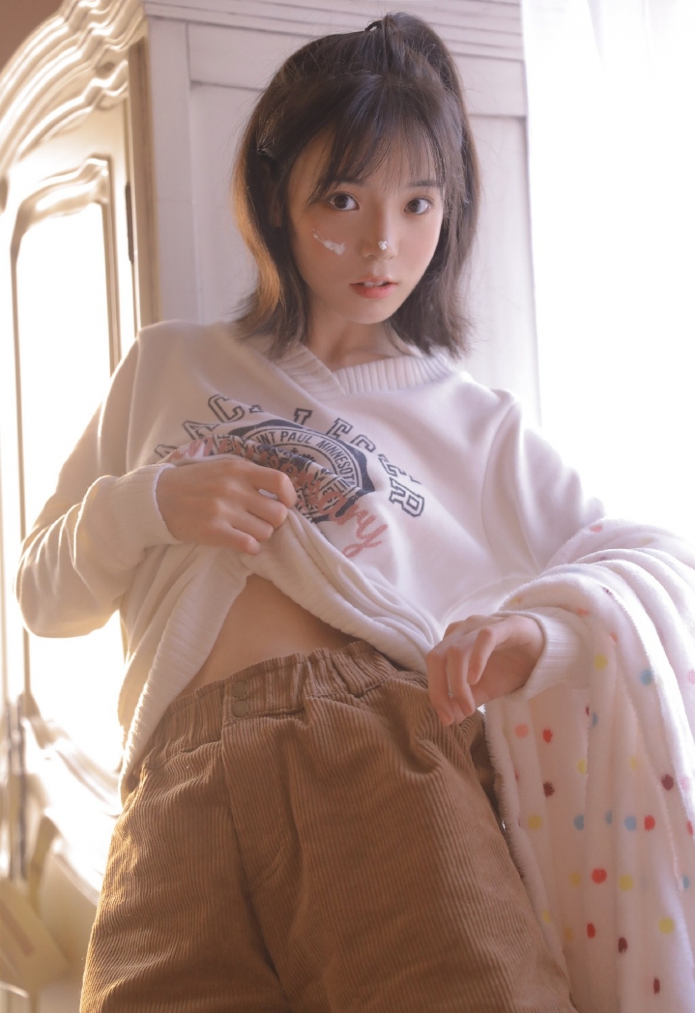 粉嫩小妹居家乖巧可人精致养眼五官令人心生邪念艺术照