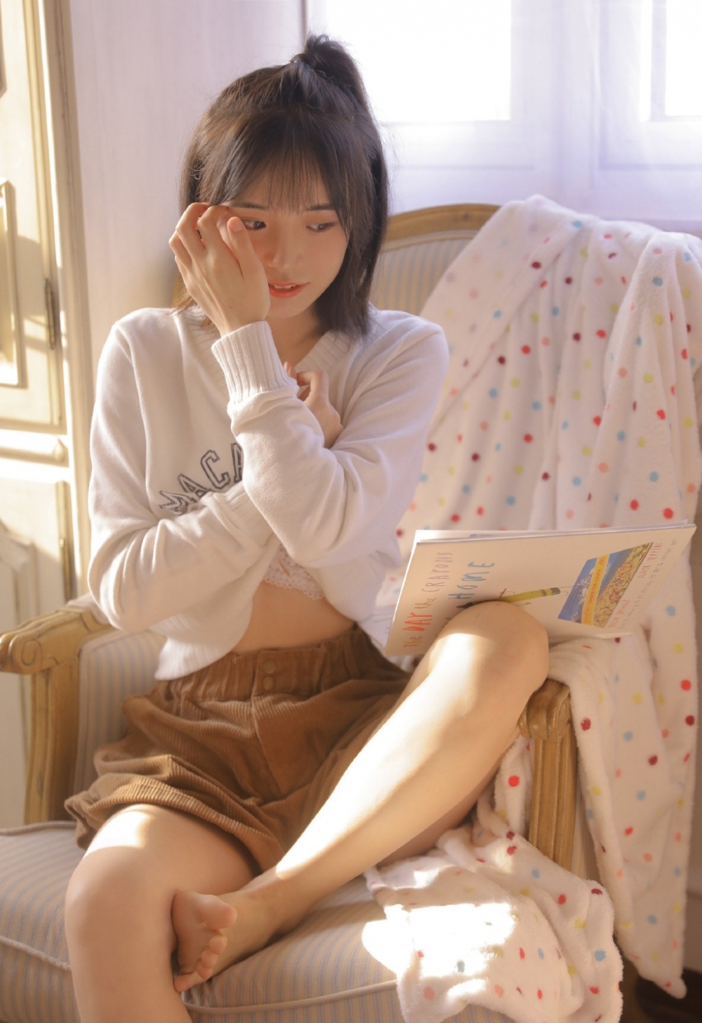 粉嫩小妹居家乖巧可人精致养眼五官令人心生邪念艺术照