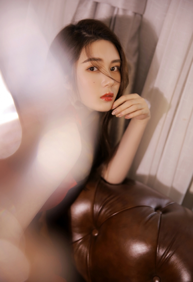 红裙美女长发披肩温婉动人写真