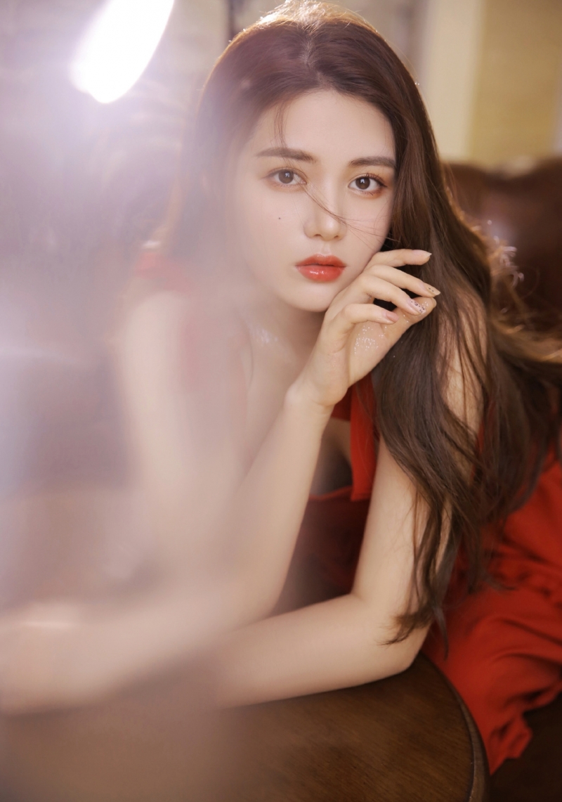 红裙美女长发披肩温婉动人写真