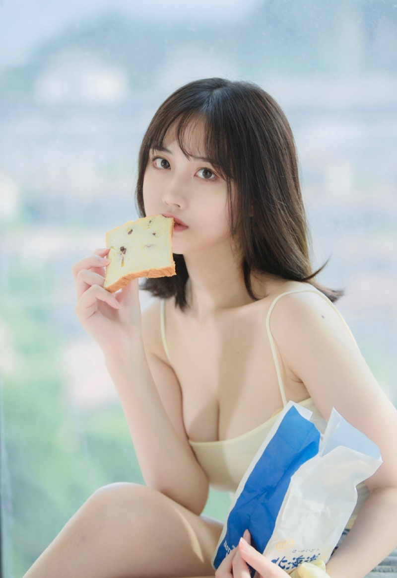 漂亮美眉吊带热裤香肩美腿写真