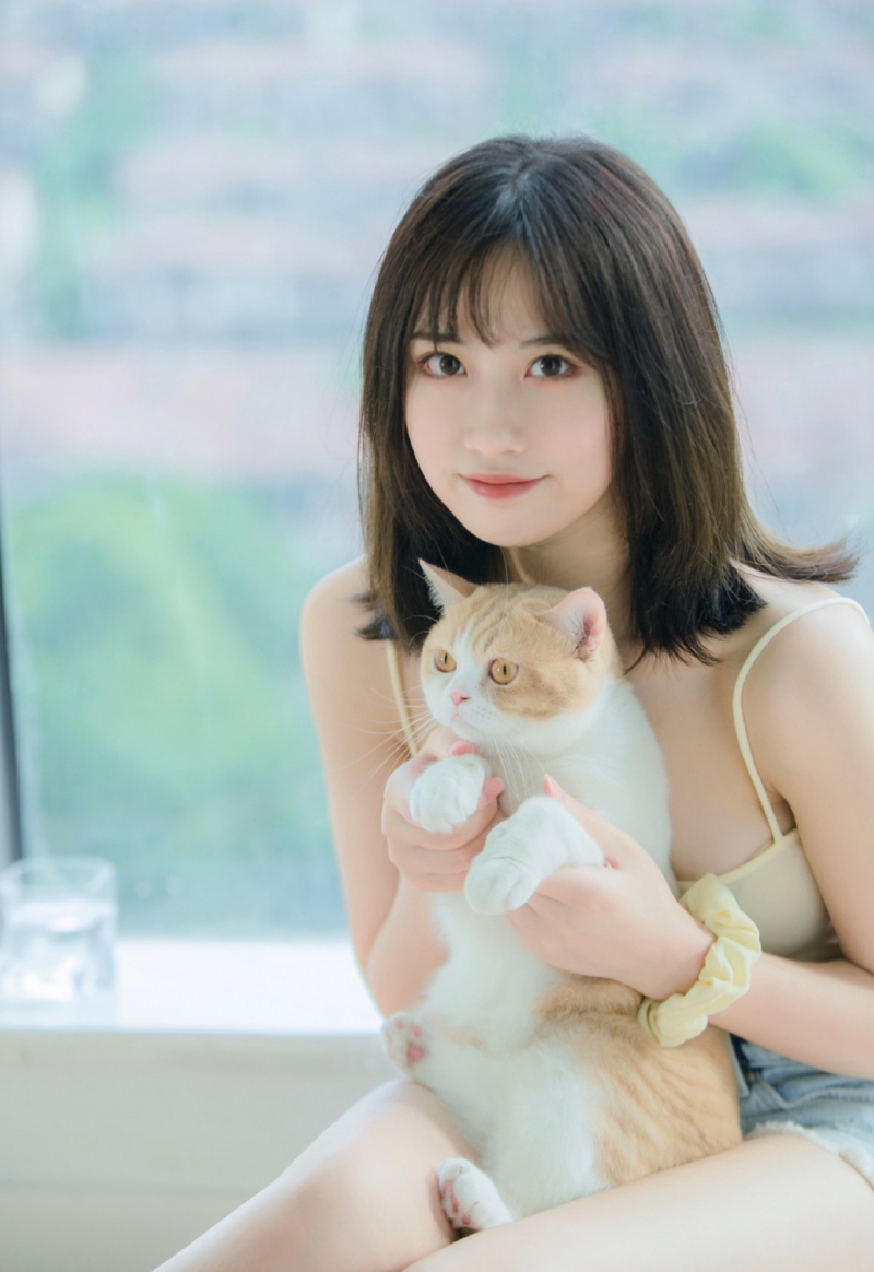 漂亮美眉吊带热裤香肩美腿写真