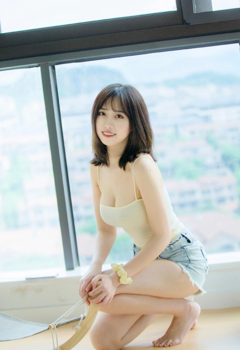 漂亮美眉吊带热裤香肩美腿写真