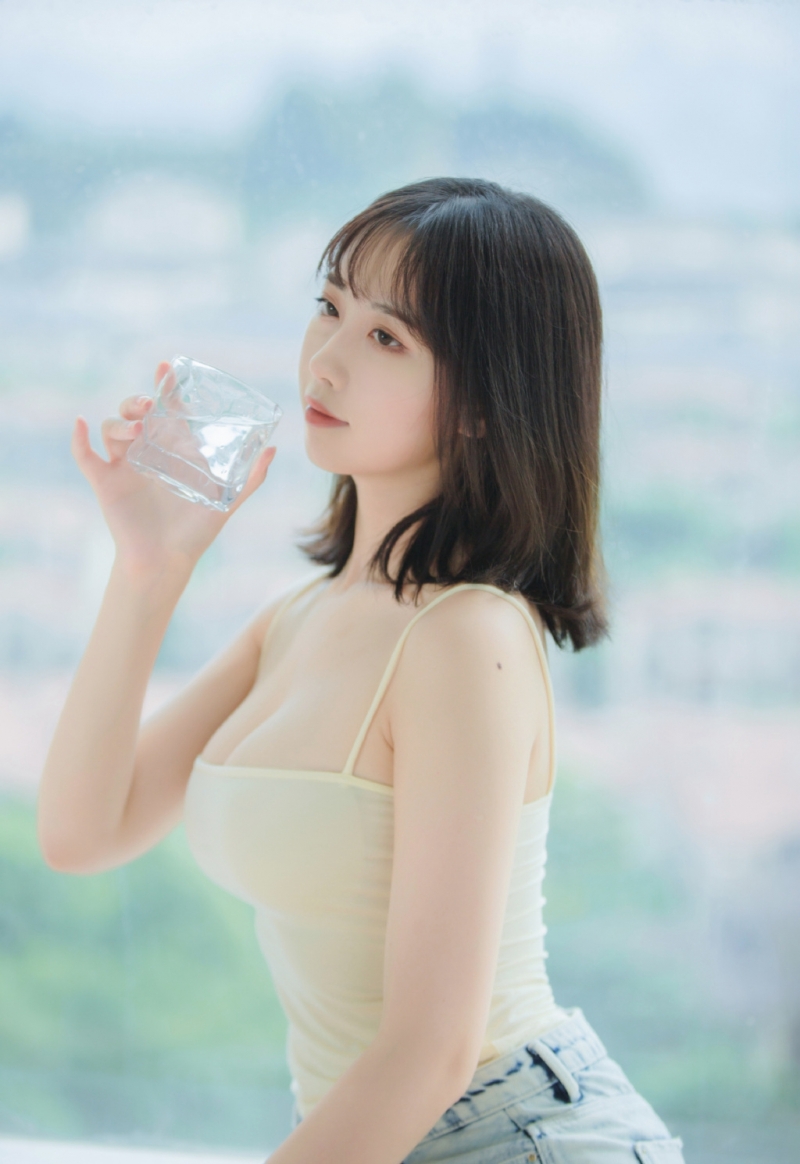 漂亮美眉吊带热裤香肩美腿写真