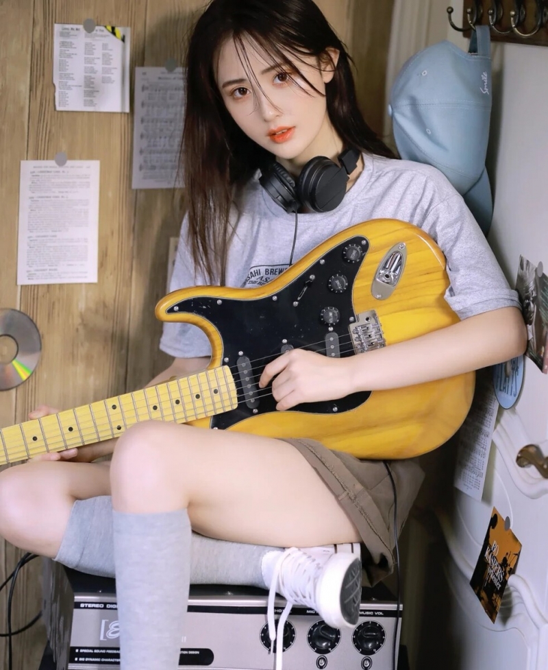 漂亮美眉超短裤大长腿精选图片