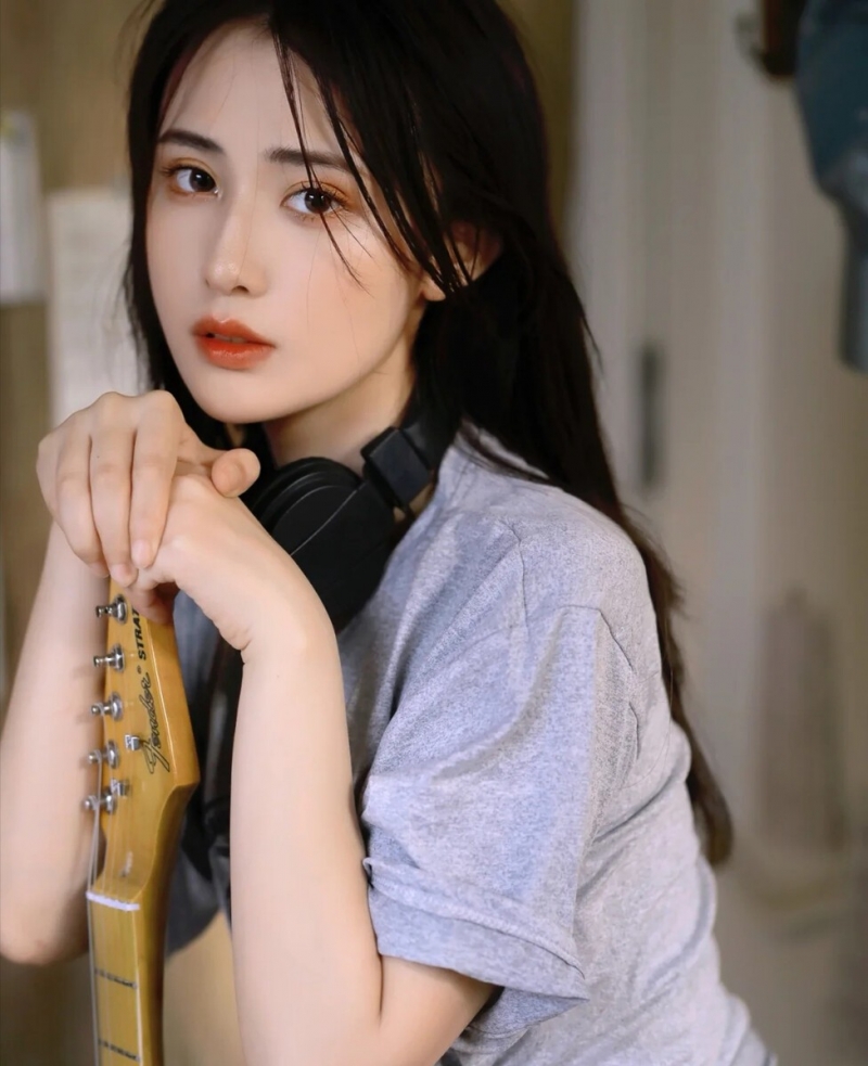 漂亮美眉超短裤大长腿精选图片