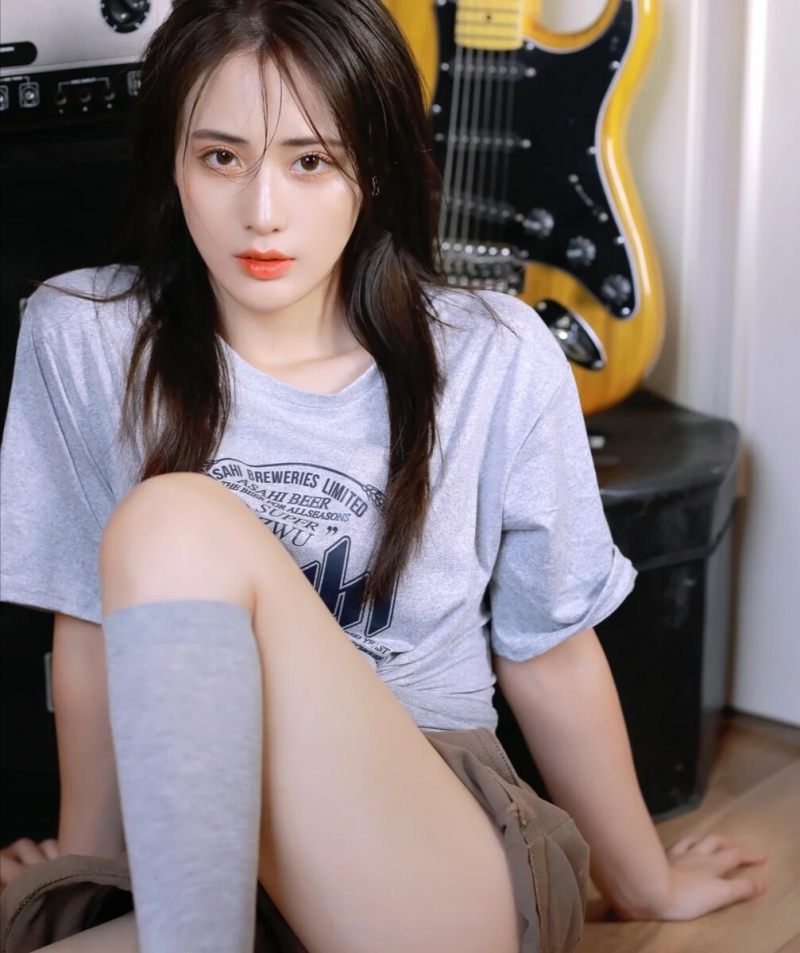 漂亮美眉超短裤大长腿精选图片