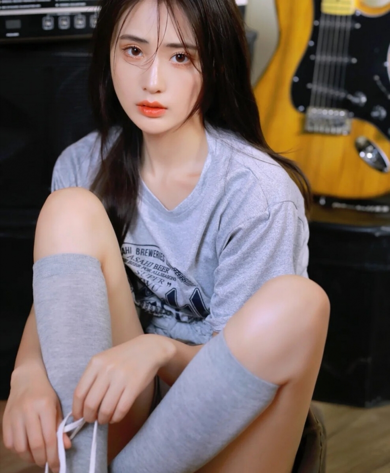 漂亮美眉超短裤大长腿精选图片