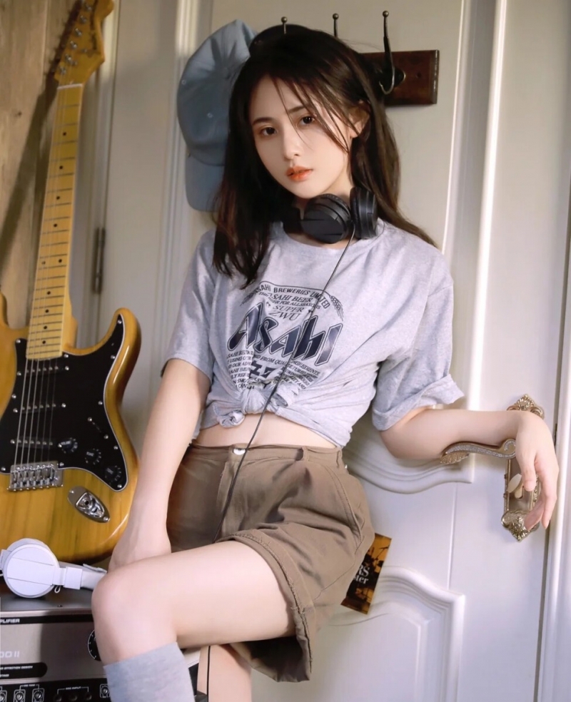 漂亮美眉超短裤大长腿精选图片