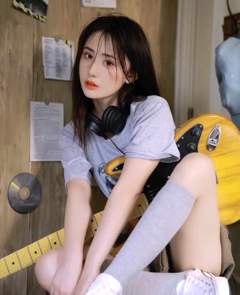 漂亮美眉超短裤大长腿精选图片