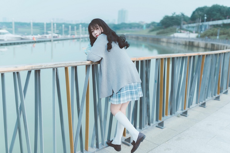 素人美女校园正妹白丝美腿户外清纯养眼写真图片