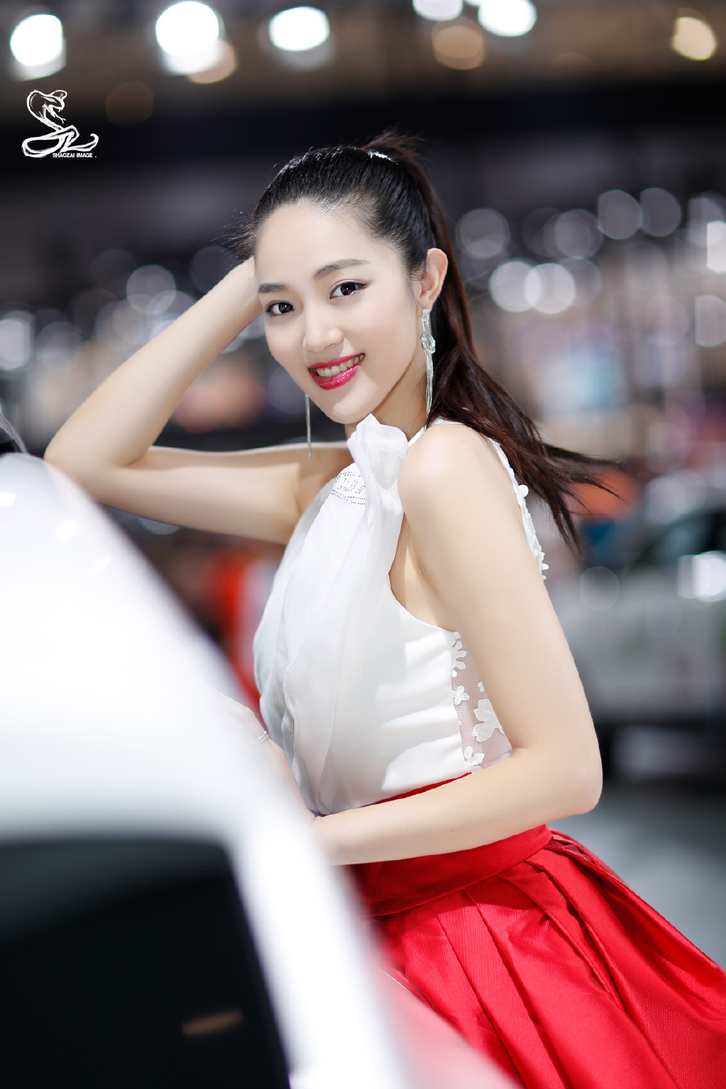 嫩白皮肤大眼红唇美女车模