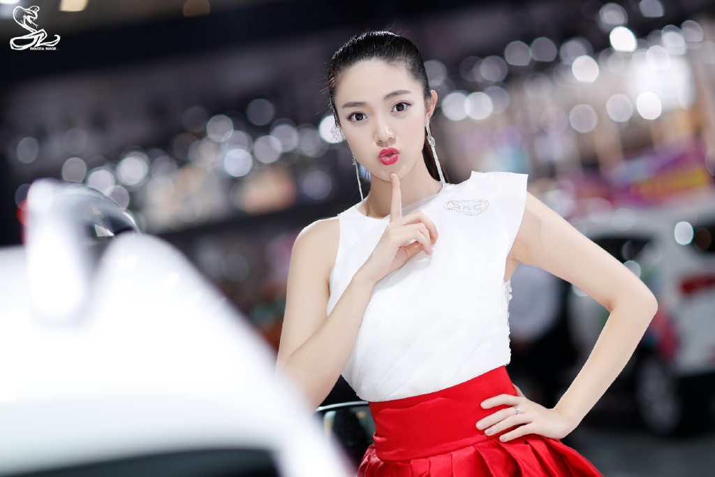 嫩白皮肤大眼红唇美女车模