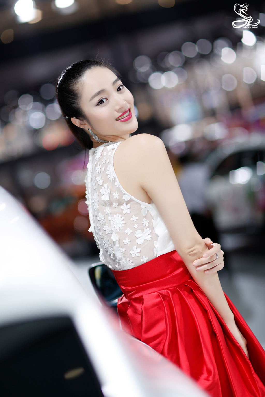 嫩白皮肤大眼红唇美女车模