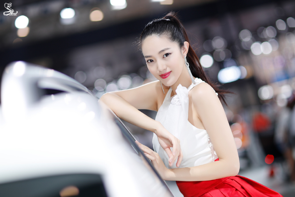 嫩白皮肤大眼红唇美女车模