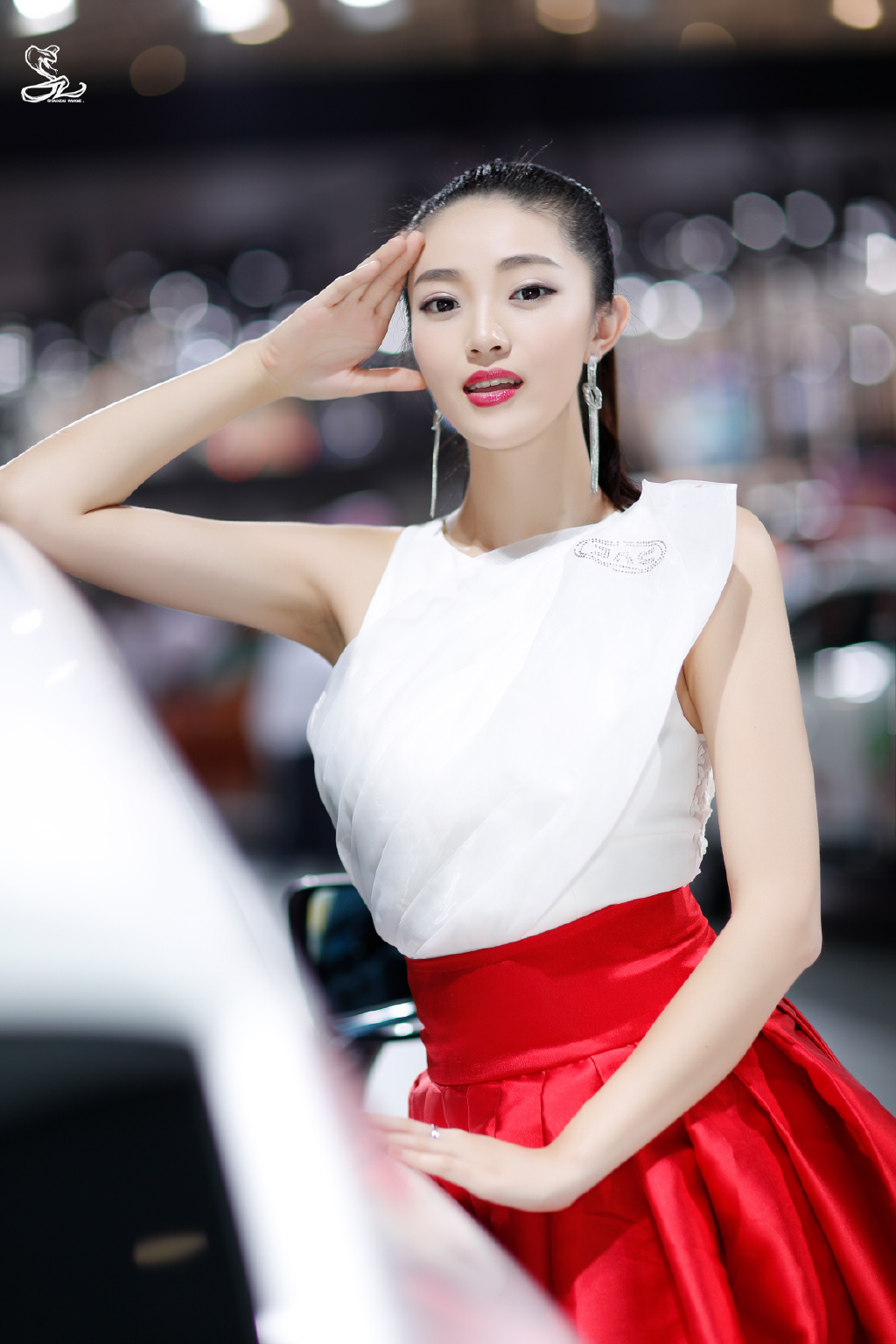 嫩白皮肤大眼红唇美女车模