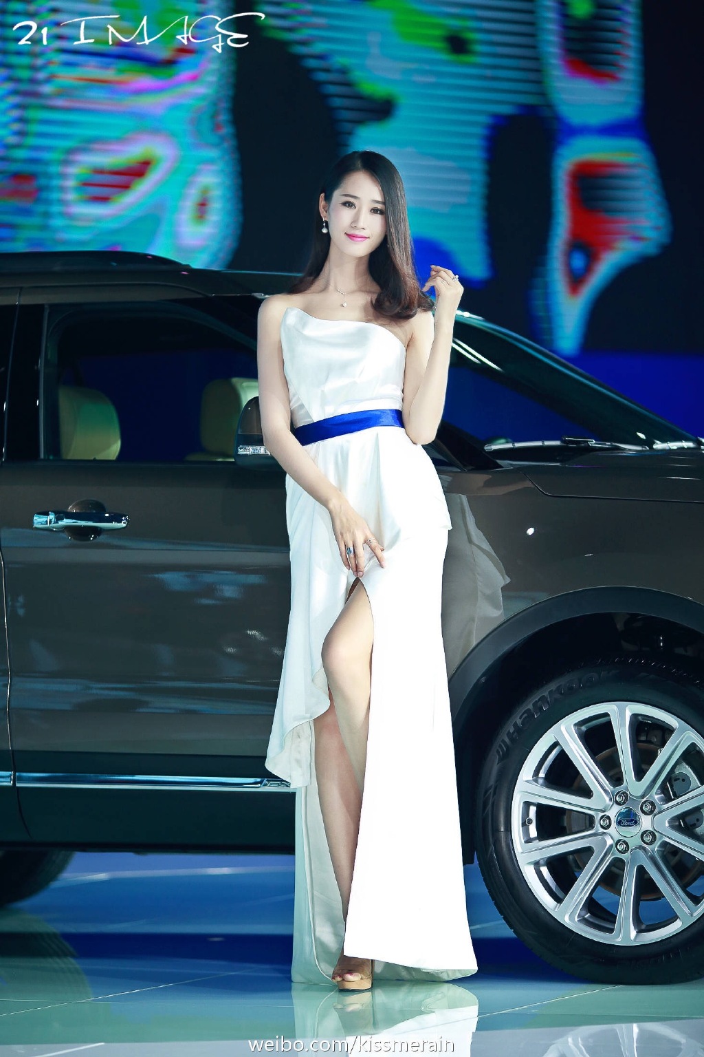 甜美脸蛋修长身材美女抹胸车模