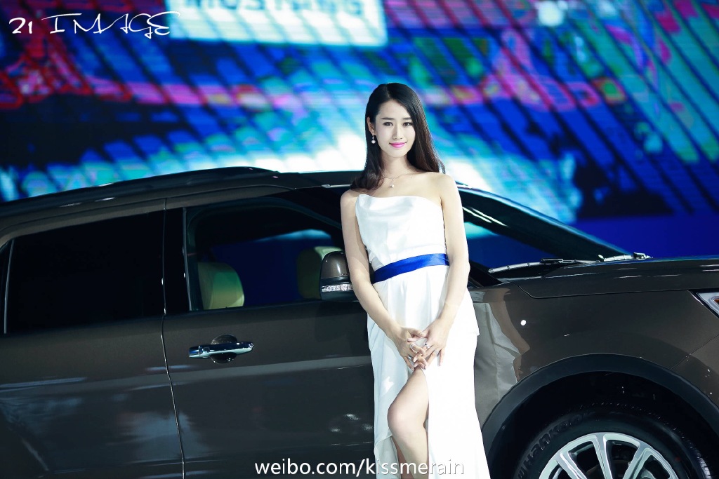 甜美脸蛋修长身材美女抹胸车模