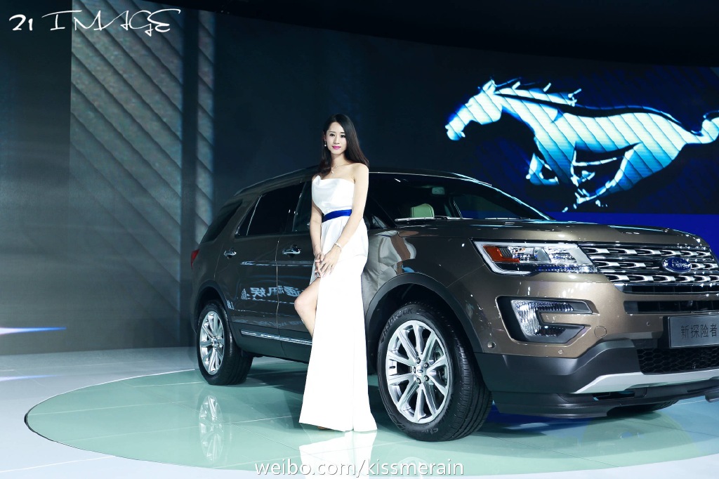 甜美脸蛋修长身材美女抹胸车模