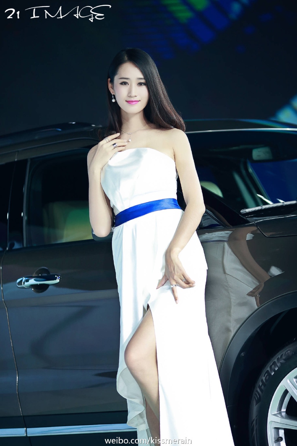 甜美脸蛋修长身材美女抹胸车模