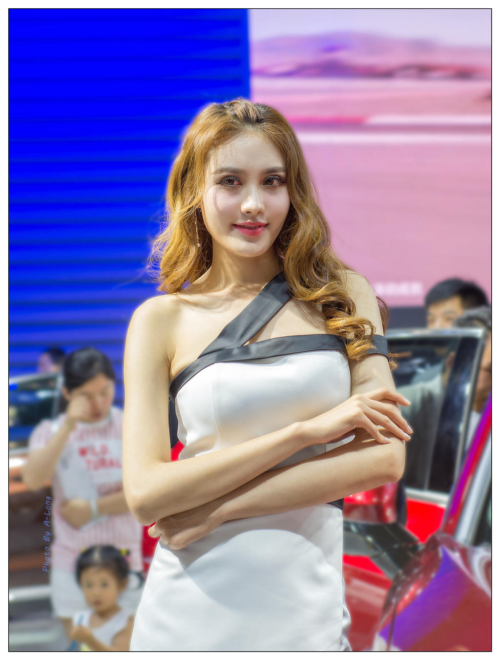 豪车嫩模身高腿长惹火艺术写真